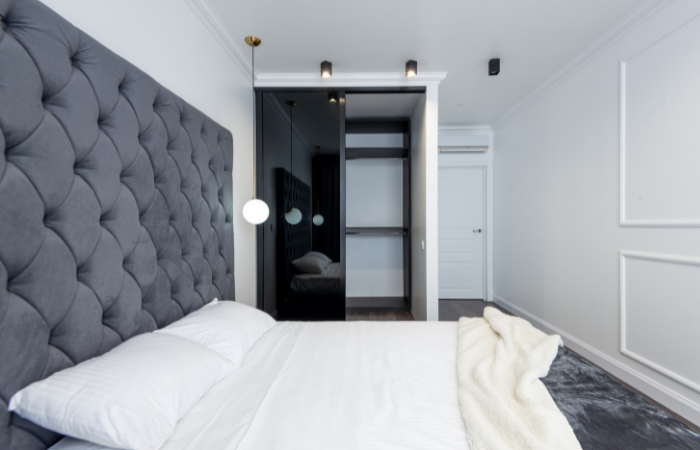 Headboard with a deep buttoning finish