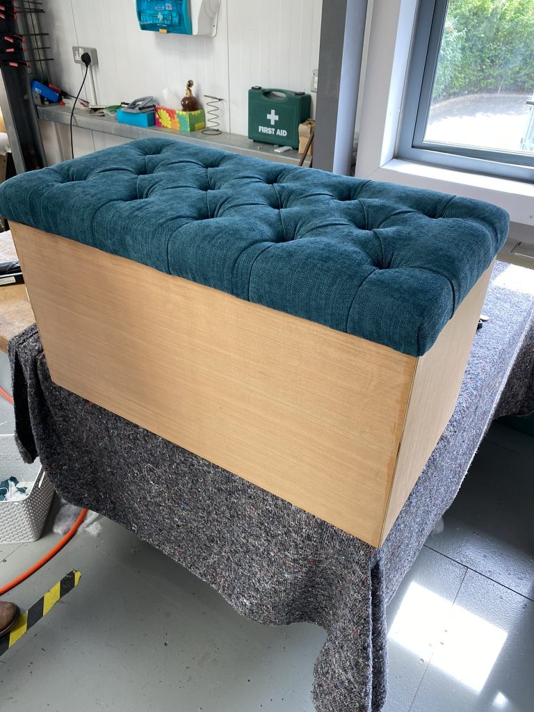 Deep buttoning Ottoman lid